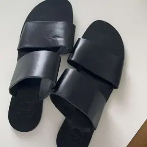 Svarta sandaler köpta för 1500 storlek 40 passar dock bra på 38 och 39 äkta läder
