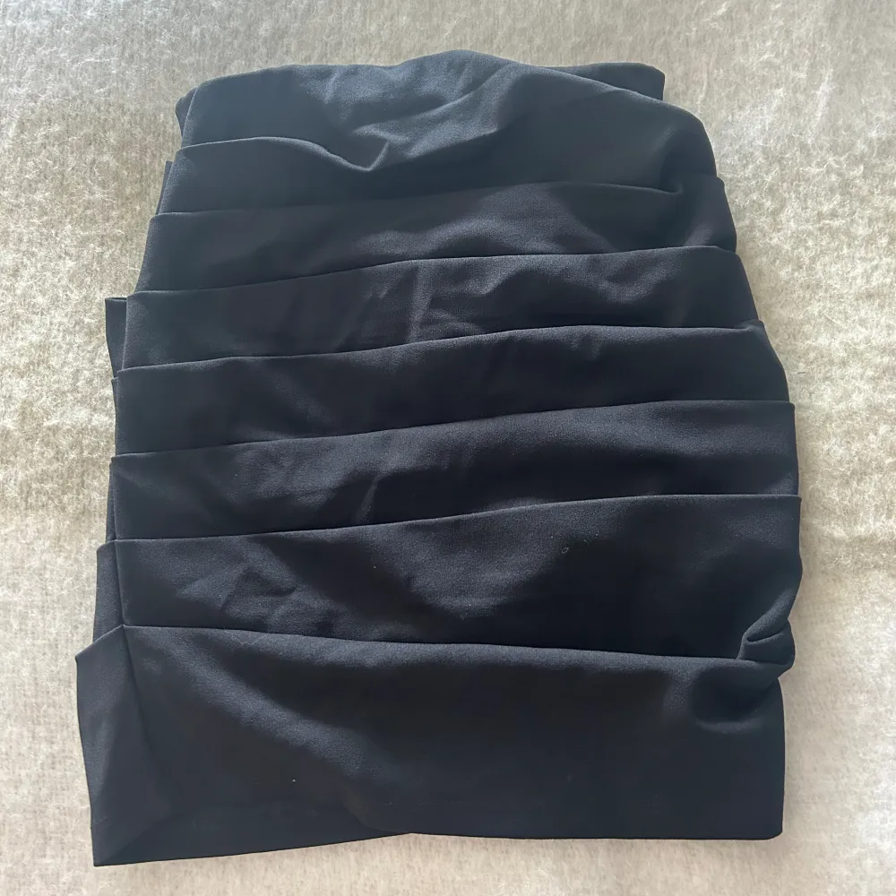 Säljer denna svarta minikjol från NA-KD. Har endast används 1 gång. . Kjolar.