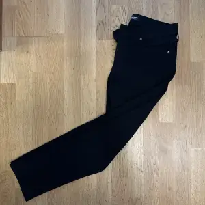 Säljer dessa oanvända Jack & Jones jeansen. Modellen är SLIM/GLENN och är i storlek 30/32. Väldigt svart färg på jeansen och väldigt sköna med stretch.