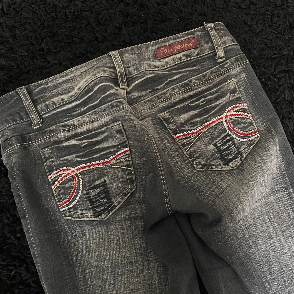 Säljer dessa as snygga lågmidjade gråa jeans som nu börjar bli för små för mig. Super skick förutom att de är lite slitna vid hälarna (inget som märks)☺️Innerbenslängden är 82cm, midjemåttet 38cm tvärs över💕 Skriv för frågor eller fler bilder!. Jeans & Byxor.