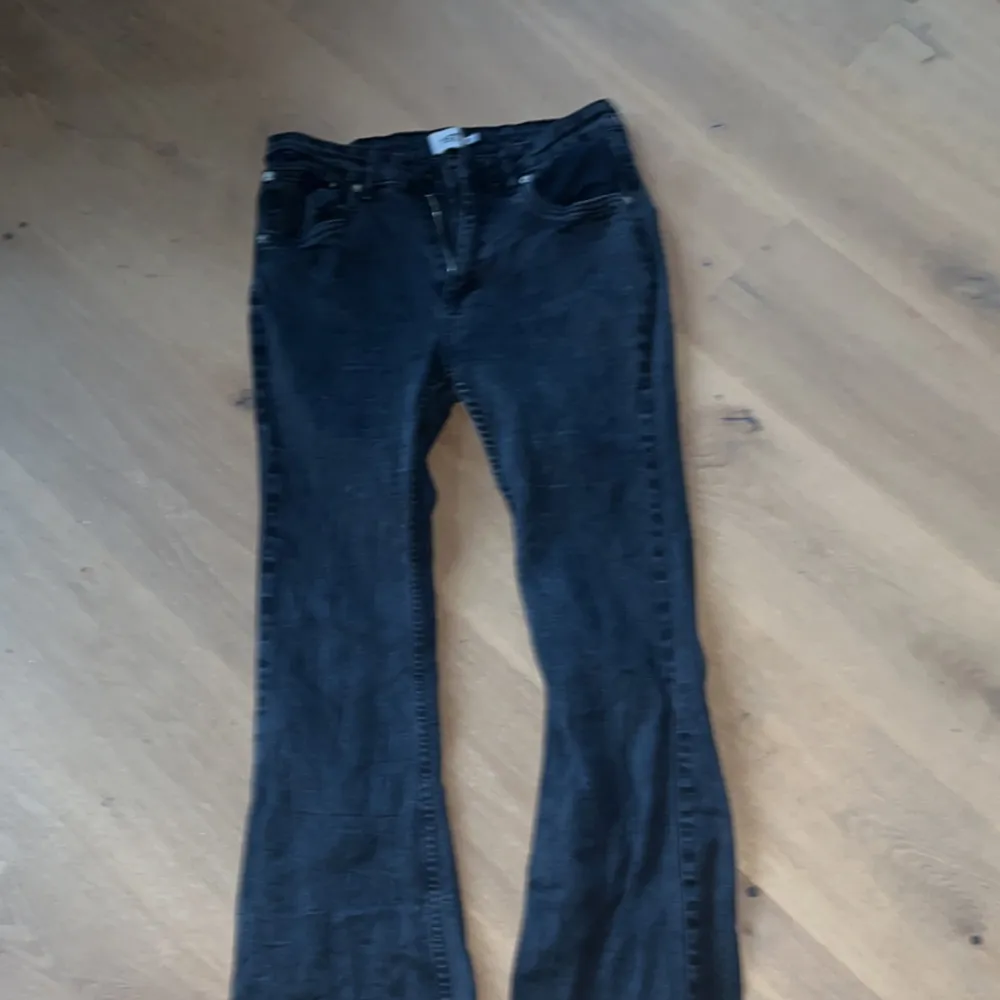 Utsvängda svarta fina jeans.. Jeans & Byxor.