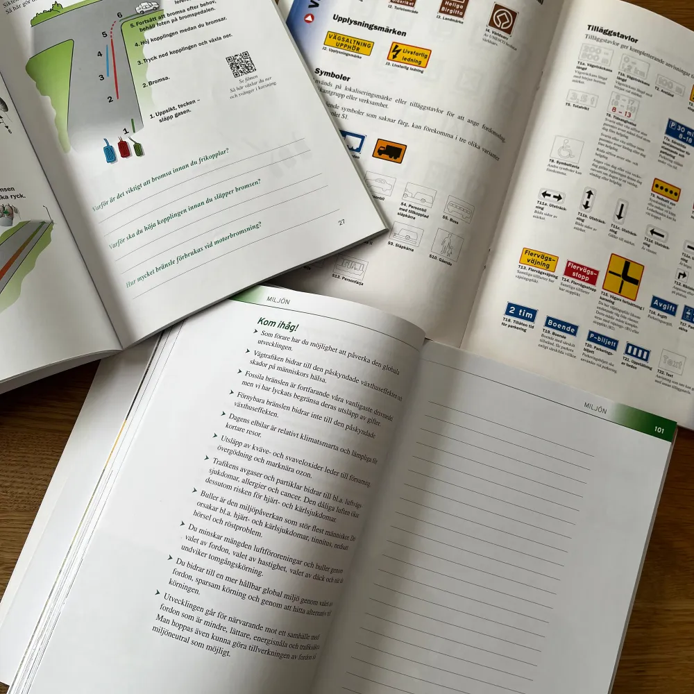 3 Teoriböcker för bilkörkort, två häften med vägmärken, markeringar och trafiksignaler samt ett häfte med övningsuppgifter. Körkortsboken är köpt begagnad, övriga i nyskick, inget är skrivet i dem. ALLA för 500kr +frakt (nypris 300-500kr styck) . Övrigt.