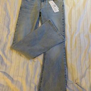Ljus blå jeans fråg Gina tricot🩵 Aldrig Andvänds & pris kan Diskuteras  Passar för dig som är 1,65 Eller kortare  