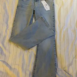 Ljus blå jeans fråg Gina tricot🩵 Aldrig Andvänds & pris kan Diskuteras  Passar för dig som är 1,65 Eller kortare  