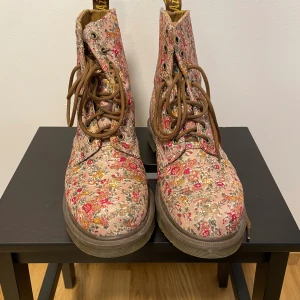 Dr Martens  - Dr Martens, blommiga, stl 40 i mycket gott skick, knappt använda. 