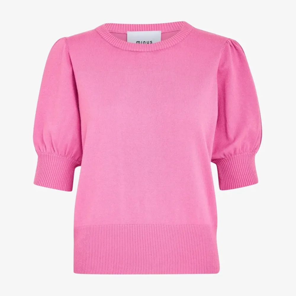 Säljer den här jätte fina rosa stickade t-shirten från minus i storlek S, skulle även passa som XS. Säljer pga ingen användning, tröjan är i bra skick men har 2 små fläckar (se bild 3) på magen. Nypris: 750kr. T-shirts.