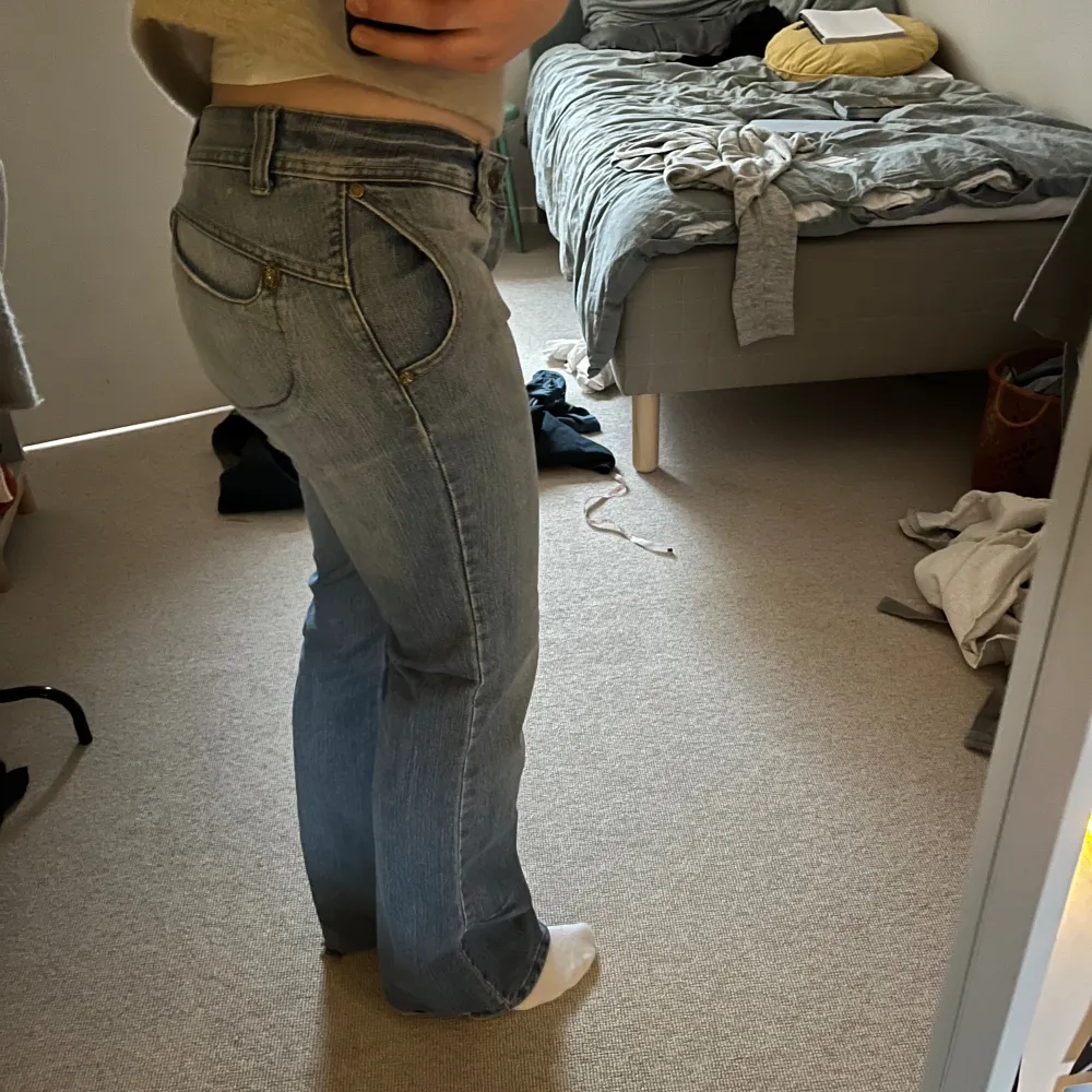 Skitsnygga lågmidjade bootcut  jeans.  Midjemått:40cm Innerbenslängd:82cm. Jeans & Byxor.