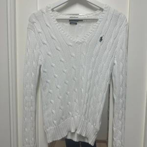 Ralp Lauren - stickad tröja - Säljer min stickade Ralph Lauren tröja. Bra skick och inga defekter 💕Sänker inte pris då det redan är väldigt lågt 