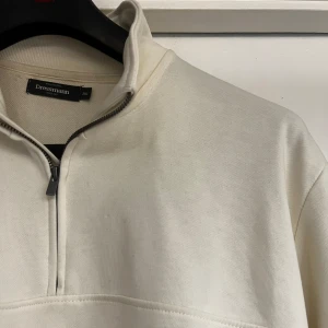 Vit Half Zip tröja - Vit tröja med dragkedja, köpt nyss men aldrig använt i princip. Skriv för fler bilder och kan möjligen mötas upp i Gbg Mvh Liam😁