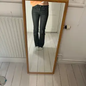 Sjukt snygga, unika jeans som sitter helt perfekt och passar till allt! Säljer för att de tyvärr inte kommit till användning. 