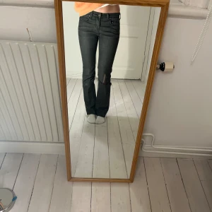 Lowwaisted lee jeans - Sjukt snygga, unika jeans som sitter helt perfekt och passar till allt! Säljer för att de tyvärr inte kommit till användning. 