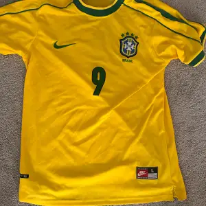  Brasilien hemma tröja World Cup 1998 Ronaldo nummer 9. Ny skick storlek Large  