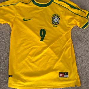 Brasilien hemma tröja 1998 world cup R9 -  Brasilien hemma tröja World Cup 1998 Ronaldo nummer 9. Ny skick storlek Large   Är fortfarande till salu 