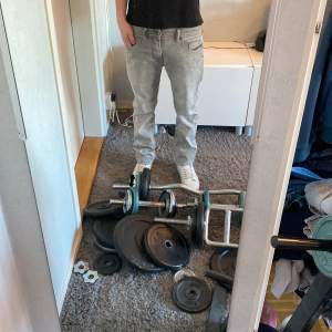 Diesel jeans i fint skick står att de äf 34 i längd men skulle uppskatta att det är mer som en 32a de äf slim men skulle säga mer straight fit beror på hur lång man är