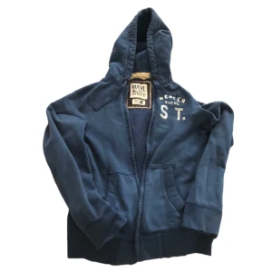 Blå zipup - Jätteskön och snygg blå zipup! Står inte något märke. Storlek L/XL.  Skriv vid frågor! 