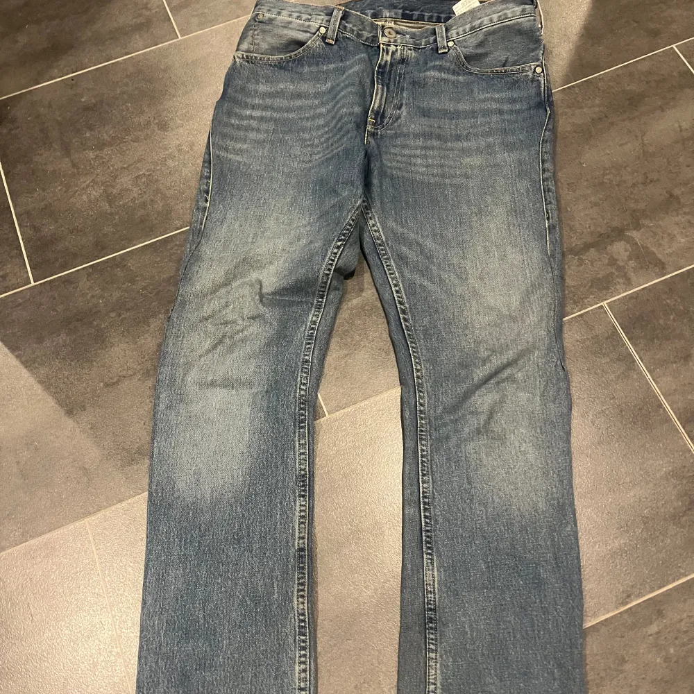 Hej jag säljer mina Levis jeans då de bara legat i min garderob. Skick: 9/10. Jeans & Byxor.