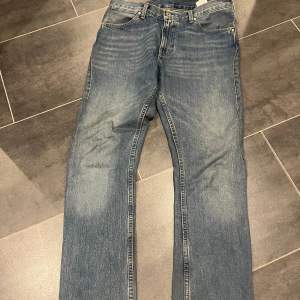 Hej jag säljer mina Levis jeans då de bara legat i min garderob. Skick: 9/10