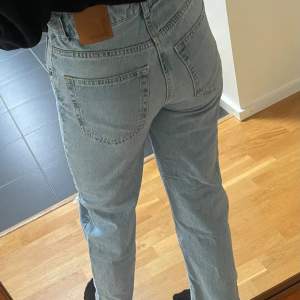 Jättefina jeans från Bikbok med hål på knäna🫶🏼Köpte förra året och knappt använda🫶🏼I modellen 90’s Straight och slutsåld på hemsidan