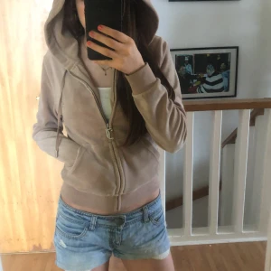 Juicy couture  - Det är en zipupp hoodie för tjejer från 9-13 år. Det är en barnstorlek. Den börjar tyvärr bli för liten för mig! Den är super snygg!