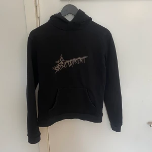 Saint Laurent Hoodie  - Säljer denna snygga och väldigt eftertraktade Saint Laurent Hoodie, den är använd me fin i skicket, har du några funderingar så är det bara att höra av dig, mvh Melker B