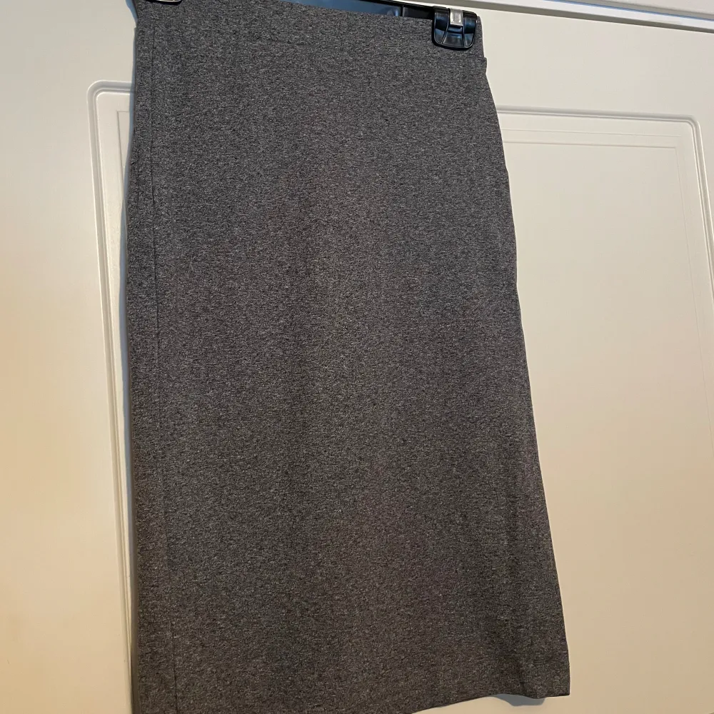 En vadlång pennkjol i grått från H&M.  -normal i storleken -stretchig -figurnära - storlek S. Kjolar.