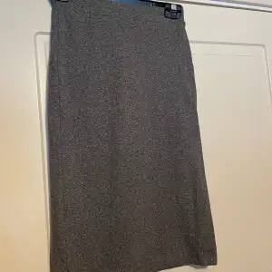 En vadlång pennkjol i grått från H&M.  -normal i storleken -stretchig -figurnära - storlek S