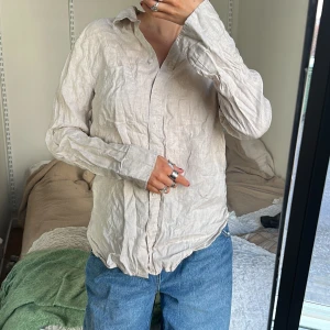 Linneskjorta  - Linneskjorta från HM, storlek S men skulle säga att den sitter mer som XS! Väldigt skrynklig nu pga har ingen strykbräda 🤓