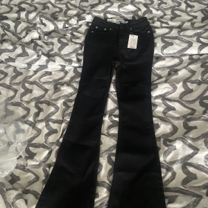 Oanvända snake flare jeans  - Pga felbeställning så säljer jag ett par helt nya och oanvända snake flare jeans från lager 157. Storlek xxs, full längd och utsvängda nertill. Jeansen är högmidjade och stretchiga. Köparen står för frakten  OBS katt finns i hemmet Nypris: 300