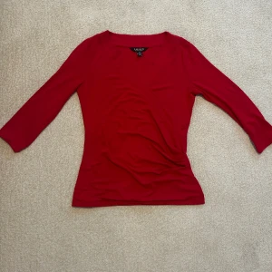 Röd	Lauren Ralph topp - Röd Ralph Lauren Surplice Jersey Top, oanvänd och i perfekt skick.Priset kan diskuteras💕