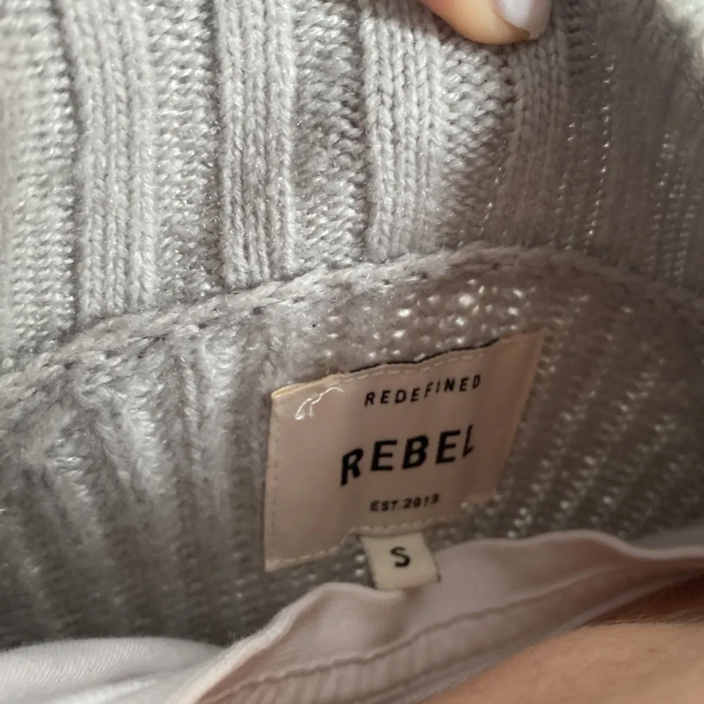 En sjuukt snygg stickad tröja från Redefined rebel! Tröjan är i dunder skick och är super skön. Köptes för ca 900kr och säljs för 500kr, priset kan möjligtvis diskuteras vid en snabb affär!. Stickat.