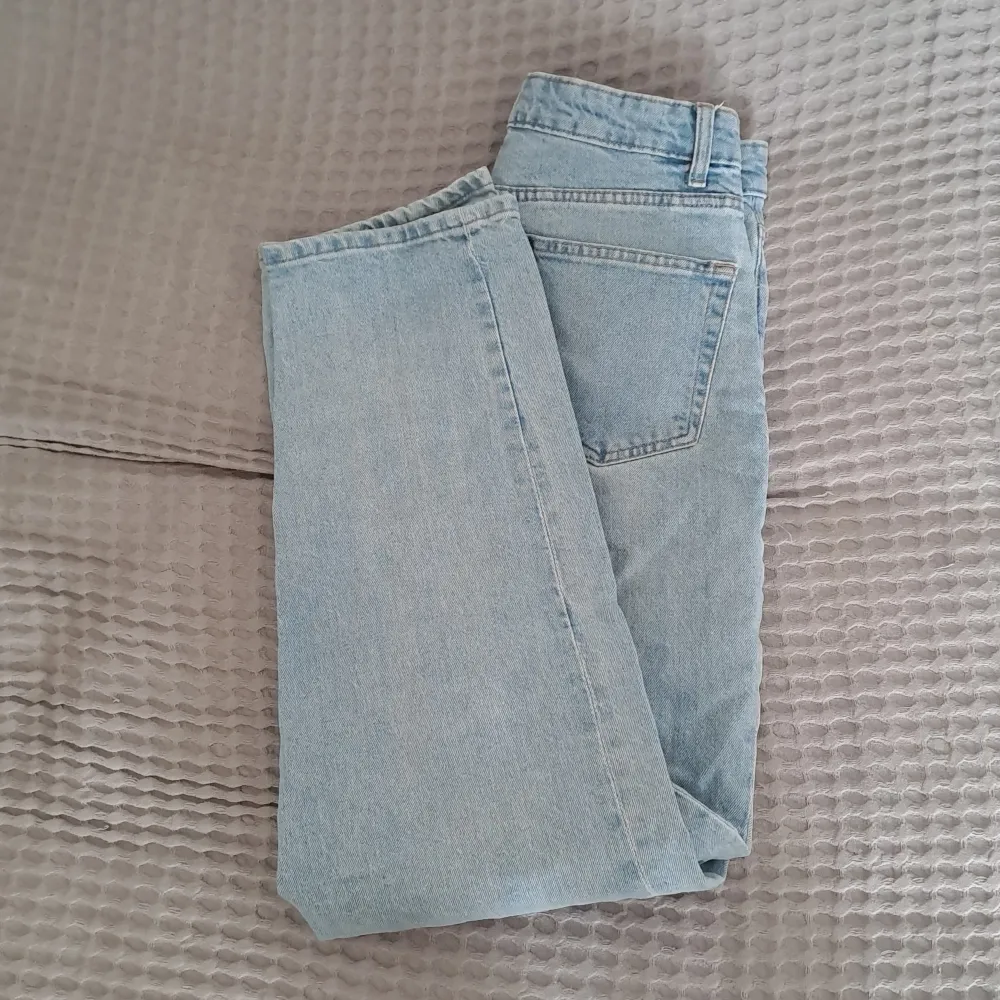 Sparsamt använda, inga defekter  Köpt på H&M storlek 38 passar 36 oxå. Jeans & Byxor.