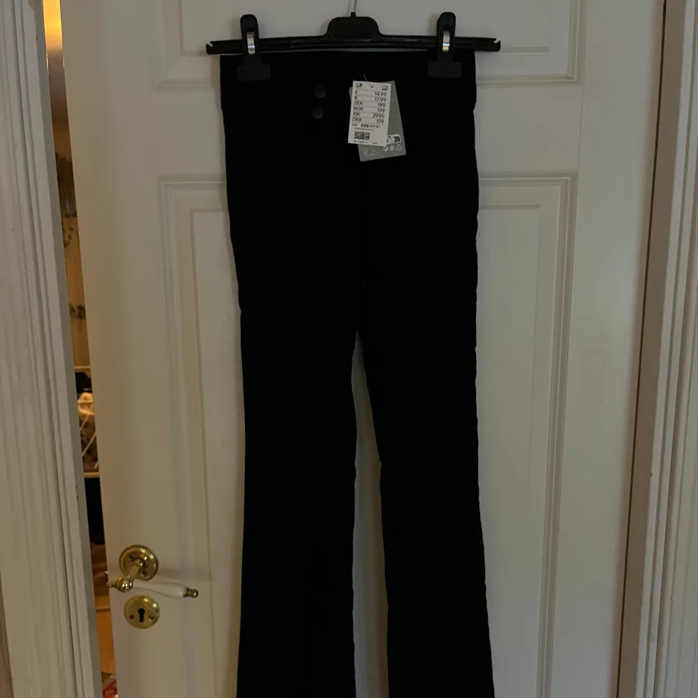 Svarta byxor från h&m  Midjemått rakt över: 31cm Innerbenslängd: 83cm Aldrig använda🌟. Jeans & Byxor.