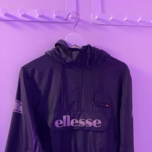 Ellese jacka - Strlk: M passar även L! (Vindjacka) Nypris cirka 900kr! Finns i lund men kan även posta 📍📦 {Inga synliga hål eller märken}
