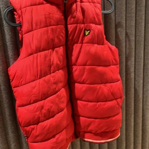 Lyle&scott - Röd lyle and scout väst storlek 12-13år har använts ett fåtal gånger 