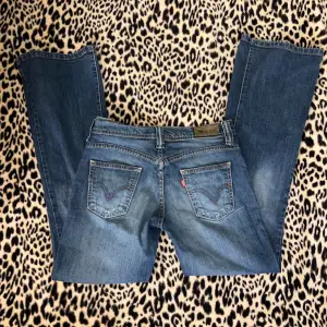 Lågmidjade Bootcut jeans från Levis, fint skick. Innerbenslängd: 80 midjemått: 36 (x2) Om du vill köpa trycker du på köp nu, jag postar inom 24h