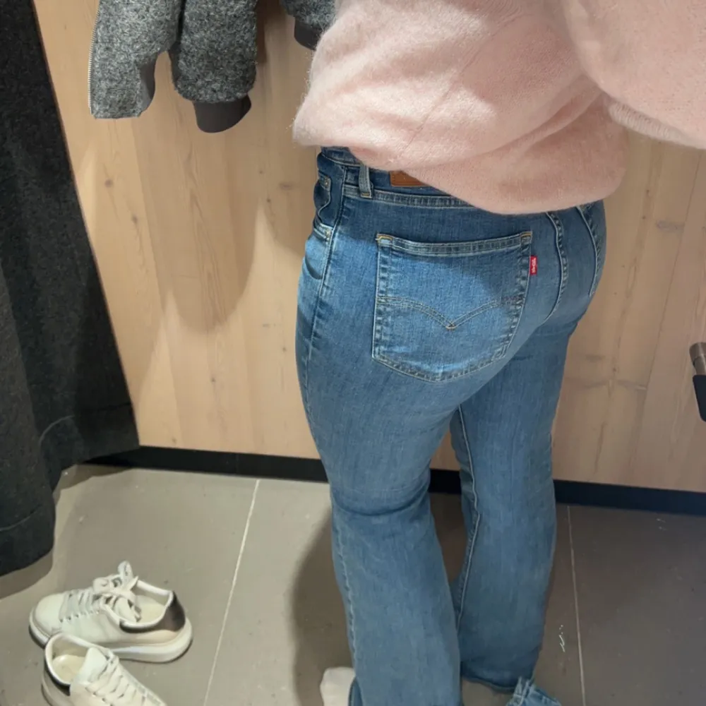 Bootcut jeans som bara är använda några gånger frpn Levis. Säljer för att de är lite för stora för mig. Jeans & Byxor.