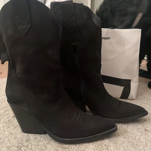 Cowboyboots  - Super fina och är i fint skick❤️ Är i storlek 40 men 39 som jag har funkar lika bra❤️ 