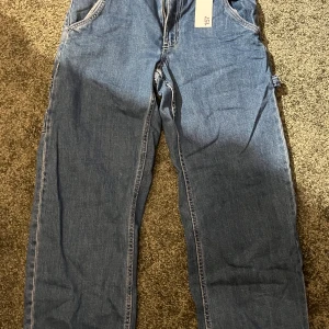 Baggy jeans - Baggy jeans. Köpa i slutet av sommaren. Aldrig andvända, lappen kvar. Köpta för 400 kr