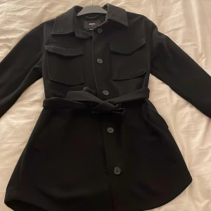 Kort kappa - Kort kappa med knytning i midjan i bra skick 