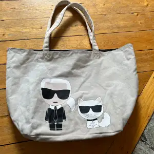 Jättefin tygväska från karl Lagerfeld💓Smutsig men annars bra skick!