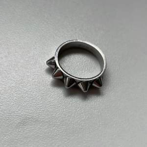 Säljer fin Edblad ring i storlek 17.5!🌸 fint skick🌸mitt pris: 180kr, nypris: 349kr🌸 kontakta för mer info eller vid intresse 🌸