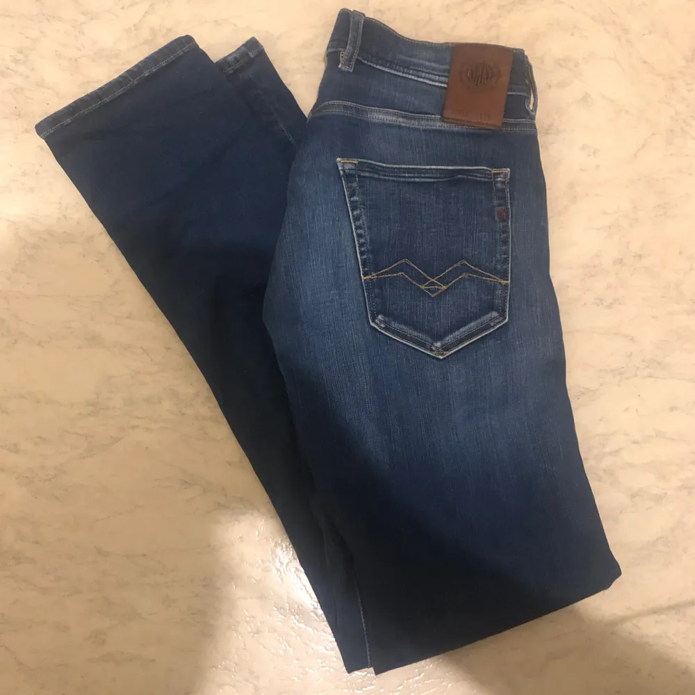 Otroligt snygga Replay grover jeans 👖 i storlek 30/32 sitter lite bredare än anbass modellen. Liten defekt på jeansen se bild 3 därav det låga priset! Väldigt bra skick annars! Tveka inte på att skriva till oss vid minsta lilla fundering :). Jeans & Byxor.