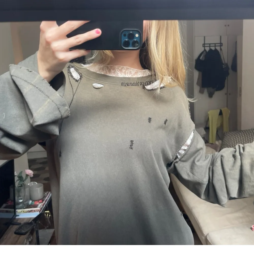 Såååå jääkla cool Acne Studios tröja från SS23. Helt slutsåld! Man kan ta av och på armarna. Nypris runt 6000kr - omöjlig att få tag på. Sååå cool ! Peefekt skick. Accessoarer.