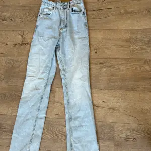 Jeans från Bik Bok Slist på båda benen  Bra skick  Storlek: Waist 24 length 32
