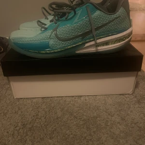 Nike Gt cut 1 Sabrina  - Skorna är lite använda men inget som påverkar skornas prestation. De är ett par högkvalitativa skor som har ett ny pris på ca 11 000kr. (Pris kan  diskuteras vid snabb affär) 