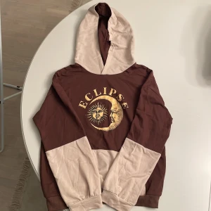 Hoodie - Cool hoodie i tunnt material, använd ca 2 gånger. M men skulle säga att den är liten i storleken