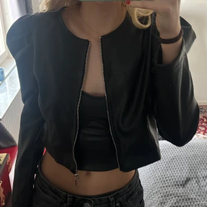 Bolero  - Säljer min skinn bolero med puffärmar, passar perfekt till fest! Säljer även skinntoppen under, så skriv till mig vid intresse av toppen! 