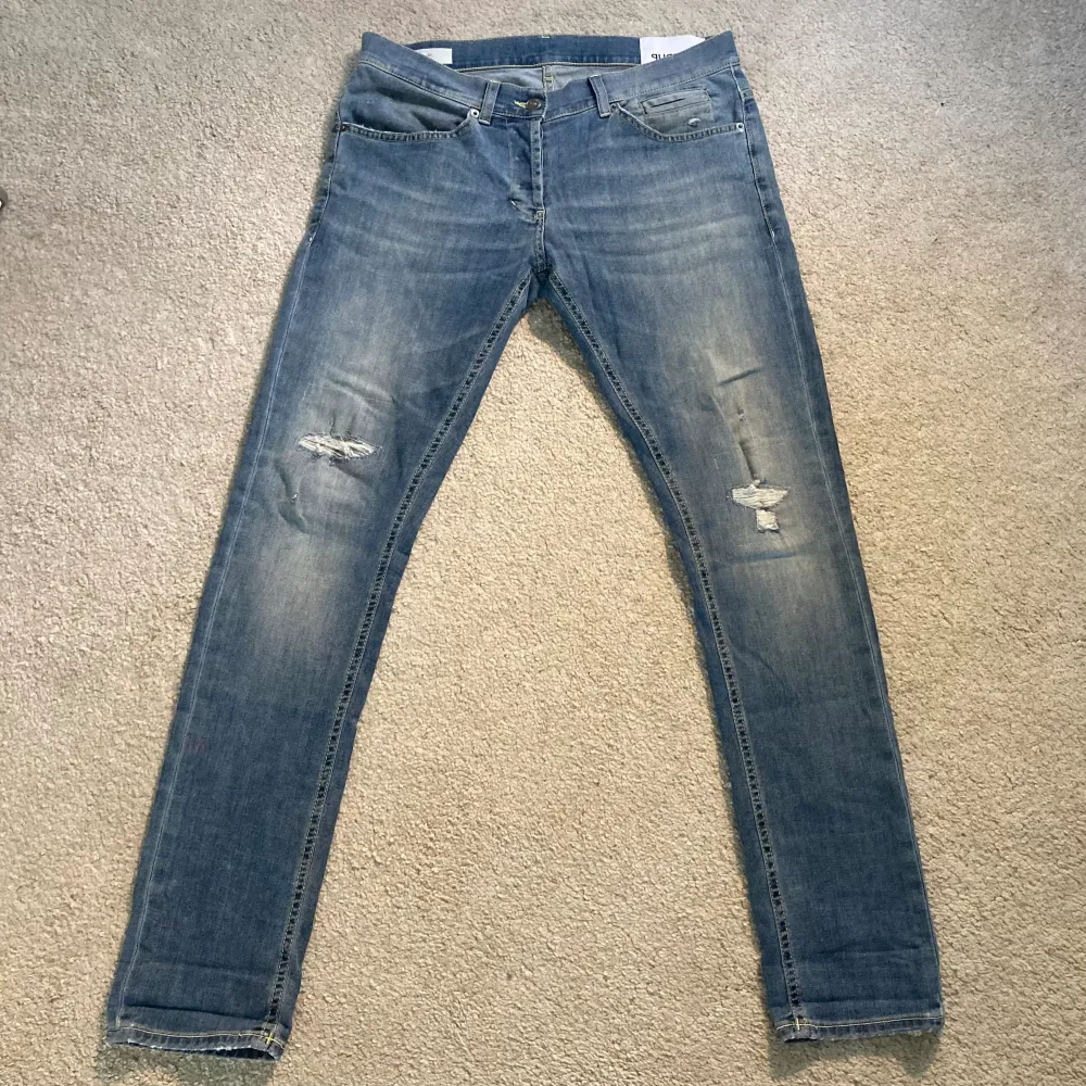 Tja säljer nu mina dondup jeans. De är i super skick och har inga defekter. Jeansen är i storlek 32. Nypris ~3000. Mitt pris 799kr. Hör av er vid frågor! 🤝🏻. Jeans & Byxor.