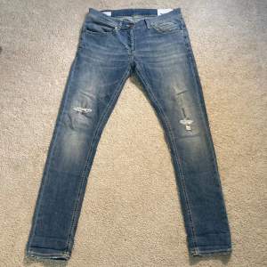 Tja säljer nu mina dondup jeans. De är i super skick och har inga defekter. Jeansen är i storlek 32. Nypris ~3000. Mitt pris 799kr. Hör av er vid frågor! 🤝🏻