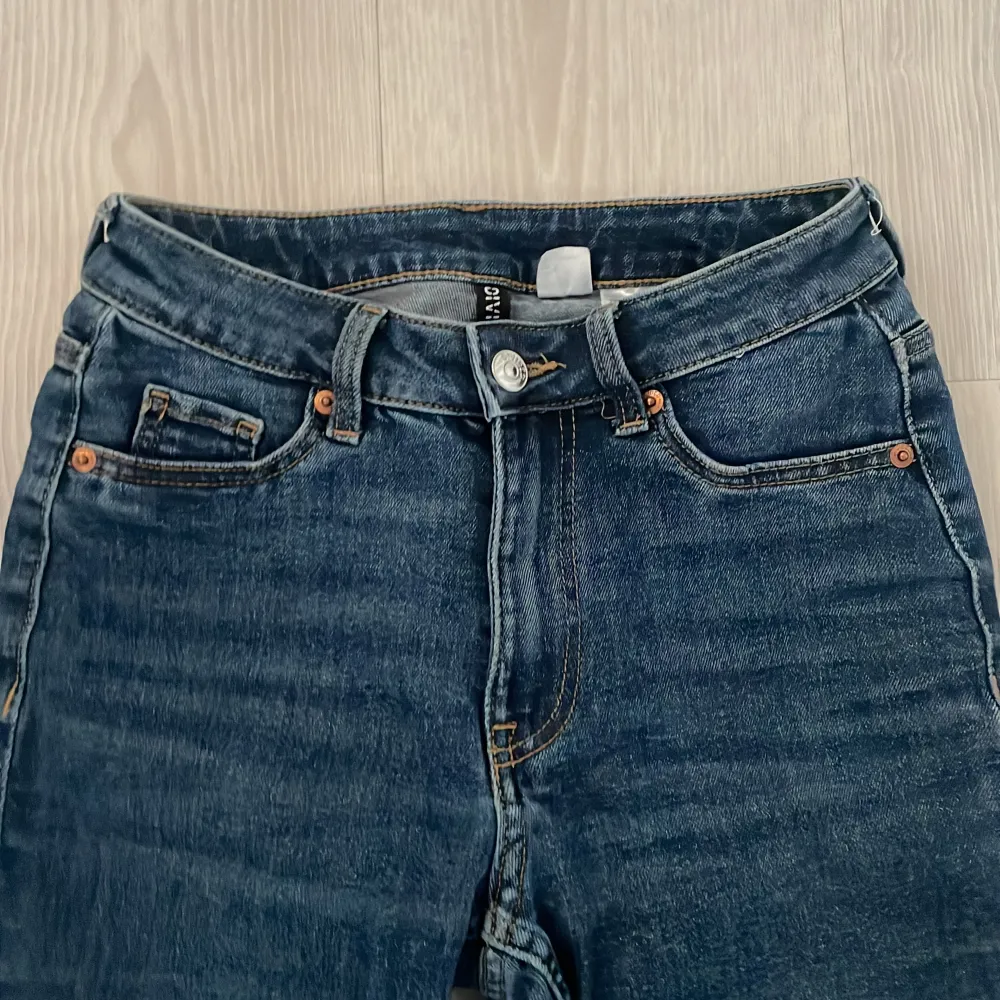 Säljer dessa jeans ifrån H&M och har aldrig kommit till användning längre. . Jeans & Byxor.